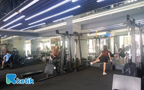 Foto Pengunjung menikmati fasilitas gym di Ascent Premiere Hotel Malang. (Foto: Aliyah/Ketik)