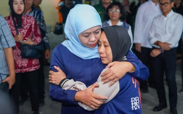 Foto Selain menguatkan moral, Gubernur Khofifah juga membantu menghubungi keluarga korban (Foto: Biro Adpim Pemprov Jatim)
