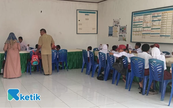 Foto Aktivitas Mengajar dan belajar Guru dan Siswa SDN 93 Halmahera Selatan di Kantor Desa Dorolamo (Foto: Bhasten For Ketik)