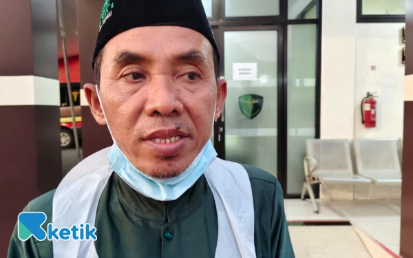 Foto Ahmad Soleh relawan pemulasaran jenazah siap 24 jam memandikan hingga mengkafani jenazah korban Ponpes Al Khoziny. (Foto: Fitra/Ketik)