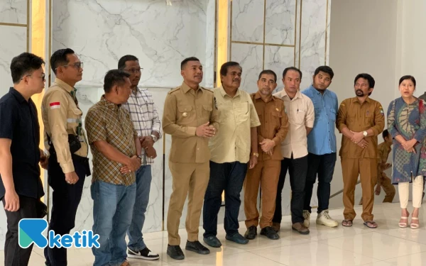 Foto Pelaksanaan konferensi pers Bupati Abdya, Dr Safaruddin bersama dengan pengusaha tambang dan PMKS Abdya di Aula Lobi Kantor Bupati Abdya, Selasa, 7 Oktober 2025. (Foto: T. Rahmat/Ketik)