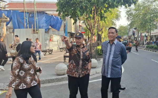 Foto Walikota Yogyakarta Hasto Wardoyo (tengah) meninjau langsung suasana Malioboro yang bebas kendaraan bermotor selama 24 jam, Selasa 7 Oktober 2025. Pemantauan ini krusial untuk memetakan tantangan logistik dan akses warga, sebagai persiapan menuju Malioboro Full Pedestrian yang nyaman dan tertib di masa depan. (Foto: Oliv for Ketik)