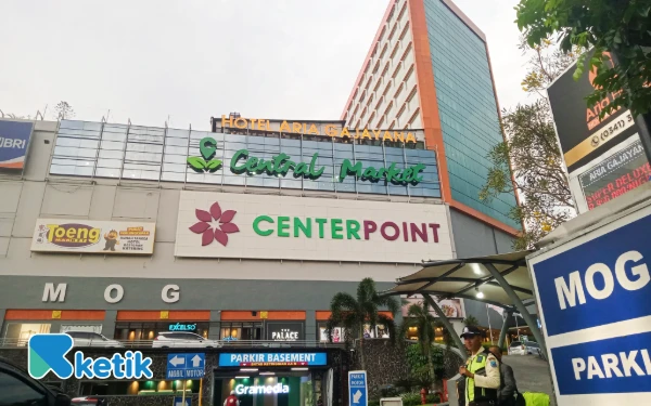 Foto Pemandangan Hotel Aria Gajayana Malang dari jalan raya. (Foto: Aliyah/Ketik)