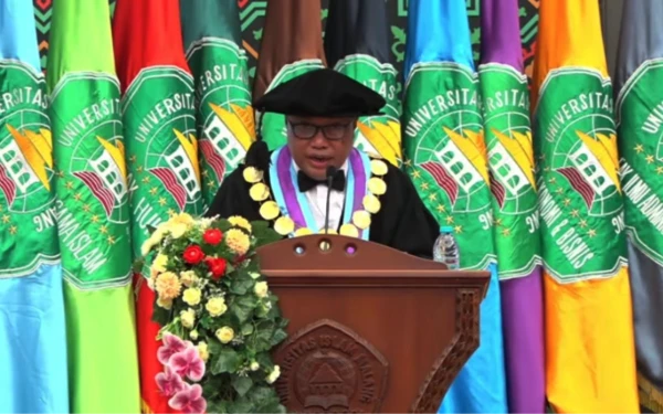 Foto Rektor Unisma Prof. Junaidi saat sambutan pengukuhan tiga guru besar (Aris ketik)