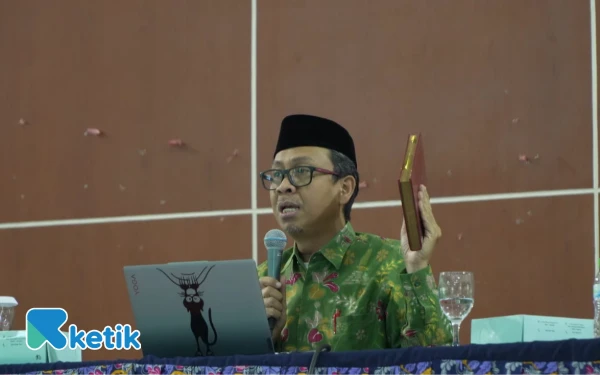 Foto Dr. H. Faqihuddin Abdul Kadir ketika memaparkan materi.