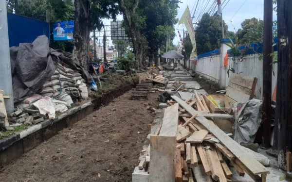 Foto Proyek pekerjaan pembuatan trotoar yang diduga sebagai pembangunan pedestrian tambal sulam.