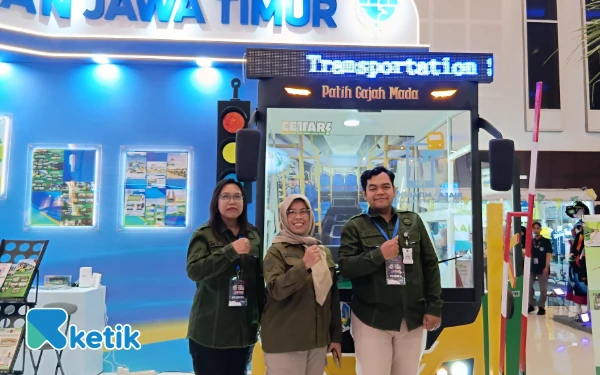 Foto Dari kiri : Erry Windyarti, S.E., Penyusun Program dan Anggaran Dinas Perhubungan Jawa Timur, Sumarni, S.T., M.M., Kepala Seksi Transportasi dan Multimoda, dan Tyas   Priambudi, S.T., Pranata Komputer Ahli Pertama Dinas Perhubungan Jawa Timur. (Foto: Fasya/Ketik.com)