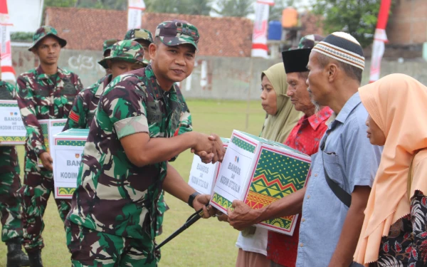 Foto Komandan Kodim 0732/Sleman Letkol Inf Yusuf Prasetyo, saat menyerahkan paket sembako kepada warga yang berhak.  (Foto: Pendim 0732/Sleman for Ketik)