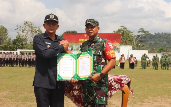 Foto Momen jabat tangan erat antara Wabup Sleman Danang Maharsa dengan Dandim Sleman Letkol Inf Yusuf Prasetio,
yang melambangkan soliditas dan kerja sama antara TNI dan Pemkab Sleman dalam melaksanakan tugas bersama. (Foto: Pendim Sleman for Ketik)