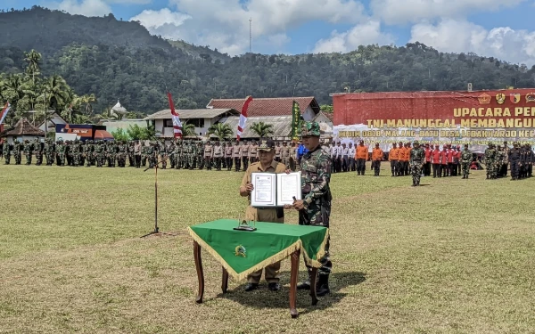 Foto Bupati Malang Sanusi dan Dandim 0818 Kabupaten Malang-Batu saat serah terima pengerjaan TMMD. (Foto: Korem 083)