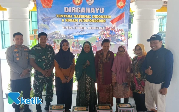 Foto Sinergi Forkompimkap (TNI & Polri) Prambanabln bersama tokoh masyarakat dan Warakawuri saat penyerahan bingkisan. (Foto: Gun for Ketik)