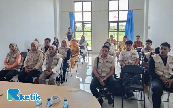 Foto Mahasiswa FKIK Unkhair Ternate di Kantor Camat Obi (Foto : Humas PT Wanatiara For Ketik)