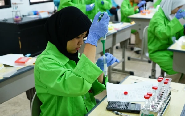 Foto Praktikum di laboratorium jadi kompetisi di OSN 2025 (Humas panitia penyelenggara OSN)