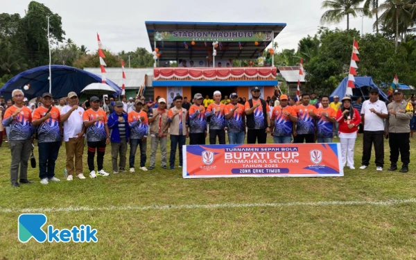 Foto Pose bersama usai pembukaan Turnamen Sepak bola Bupati Halmahera Selatan 2025 (Foto: Mursal/Ketik)