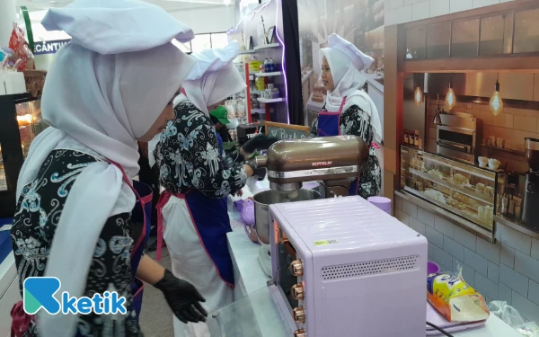 Foto Siswi tata boga SMAN 1 Tupang sedang mengolah pizza untuk dijual (Foto: Dannisa/Ketik)
