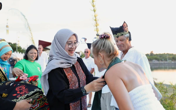 Foto bupati Banyuwangi sambut wisatawan