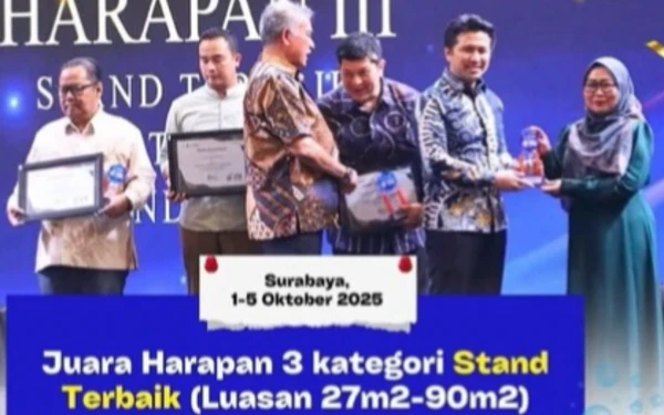 Foto Wakil Gubernur Jawa Timur Emil Elestianto Dardak saat menyerahkan penghargaan senagai Juara Harapan III Stan Terbaik dengan luasan 27-90 meter persegi kepada Diskanla Jatim. (Foto: Diskanla Jatim)