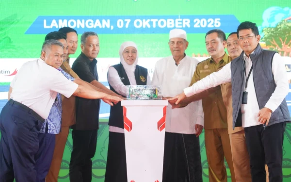 Foto Kadishub Jatim Dr. Ir. Nyono, S.T, M.T. (kiri) bersama Gubernur Jatim Khofifah Indar Parawansa, Bupati Lamongan Yuhronur Efend saat menekan tombol peresmian Koridor VIII di Wisata Religi Sunan Drajat, Lamongan, Selasa, 7 Oktober 2025. (Foto: Humas Pemprov Jatim)