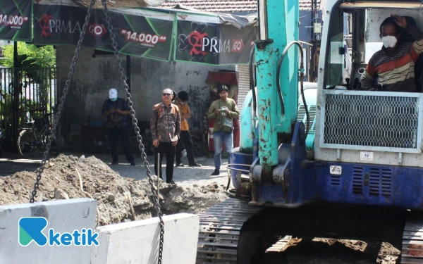 Foto Kepala Dinas PU Bina Marga Sidoarjo Dwi Eko Saptono mengawasi pengerjaan saluran untuk betonisasi Jalan Kureksari--Kepuhkiriman, Waru, Sidoarjo. (Foto: Fathur Roziq/Ketik.com)