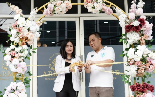 Foto dr. Okta didampingi suami  Andy saat menggunting pita Grand Opening Armoe Beauty Lounge. (Foto: ABL)