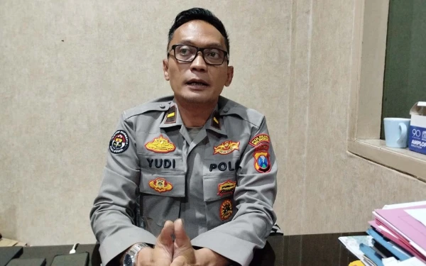 Foto Kasi Humas Polresta Malang Kota Ipda Yudi Risdiyanto ditemui di ruang kerjanya (Aris / ketik)