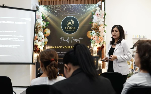 Foto dr. Okta memaparkan 3 masalah aging di usia 40 tahun. (Foto: ABL)