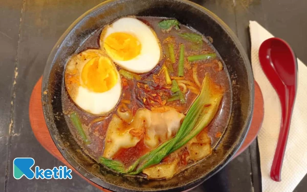 Foto Perpaduan rasa pedas dan sensasi kebas di lidah dari Mie Koma membuat ketagihan. (Foto: Fisca Tanjung/Ketik)