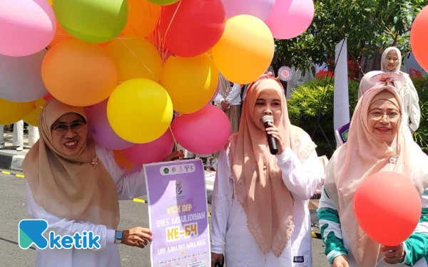 Foto Rektor UIN Malang saat melepaskan balon pada kick off acara Dies Maulidiyah ke-64 (Aris / ketik)