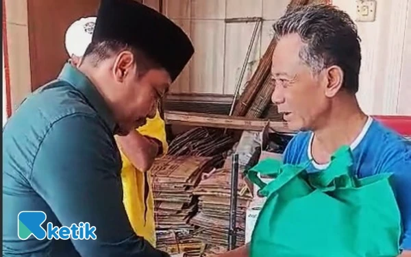 Foto Sukirman, ayah Fairuz Shirodjudin, bertemu anggota DPRD Sidoarjo Dhamroni Chudlori yang bertakziah ke rumah korban ambruknya bangunan di Ponpes Al Khoziny pada Jumat (10 Oktober 2025). (Foto: Fathur Roziq/Ketik.com)