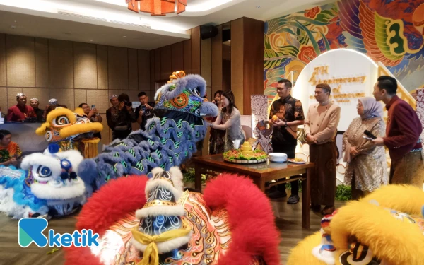 Foto Pertunjukan barongsai yang penuh makna di hari ulang tahun Hotel Grand Mercure Malang Mirama. (Foto: Aliyah/Ketik)