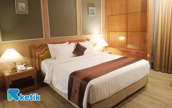 Foto Vie bed kamar Eksekutif bertema Panglima di Regent's Park Hotel Malang. (Foto: Aliyah/Ketik)