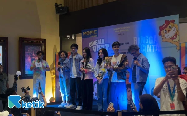 Foto Tim dan pemain film Rangga dan Cinta menyapa penonton di Mopic Cinemas Malang. (Foto: Lutfia/Ketik)