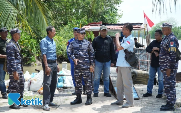Foto Komandan Lanal Palembang Kolonel Laut (P) Faisal saat meninjau kesiapan personel dan fasilitas di Posal Mesuji, Jumat 10 Oktober 2025 (Foto: Yola/Ketik)