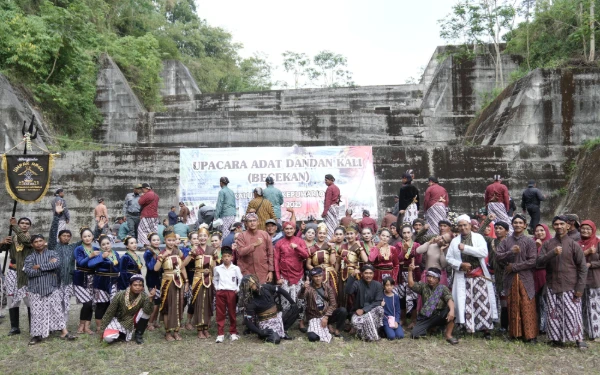 Foto Warga Kepuharjo foto bersama Wabup Danang Maharsa. Semangat melestarikan budaya Merapi terlihat dari kebanggaan mengenakan busana adat dan Bregada. (Foto: Prokompim Sleman for Ketik)