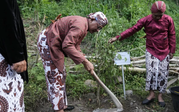 Foto Wabup Danang Maharsa menanam pohon di lokasi Dandan Kali (Becekan). Aksi tanam beringin, gayam, dan aren ini adalah simbol doa agar sungai lestari, terhindar dari kekeringan dan banjir. (Foto: Prokompim Sleman for Ketik)