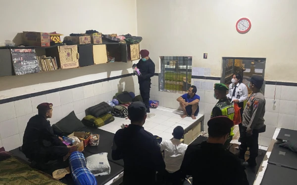 Foto Petugas gabungan saat merazia blok atau kamar hunian Pemasyarakatan (WBP) Lapas kelas IIB Tuban, 11 Oktober 2025 (Ahmad Istihar/Ketik)