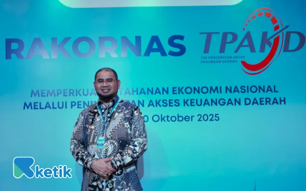 Foto Bassam Kasuba Berpose berlatar tema Rakornas TPAKD 2025 (Foto: Mursal/Ketik)