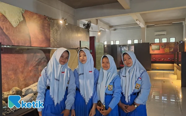 Foto Dari kiri; Adelia, Arinda, Bila, Khayana Siswa SMPN 1 Candi yang berkunjung ke Museum Mpu Tantular untuk membuat tugas video kreatif (Foto: Frederico/Ketik)