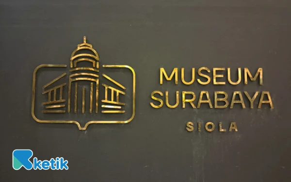 Foto Tulisan nama Museum Surabaya di Gedung SIOLA yang akan ditemui pengunjung sebelum masuk ke dalam museum (Foto: Michelle/Ketik)