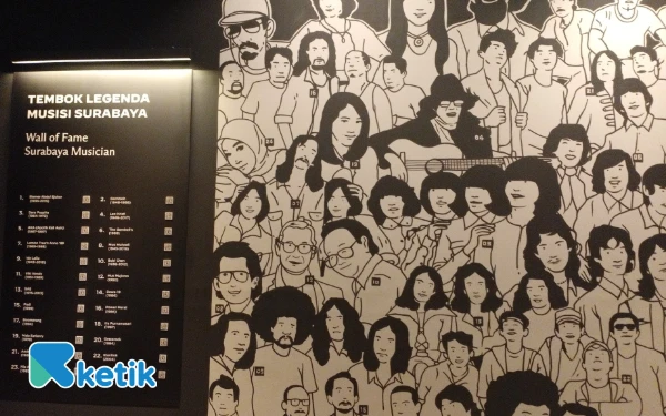Foto Tembok Legenda Musisi Surabaya yang terdapat di dalam Museum Surabaya (Foto: Filza Tiarania/Ketik)