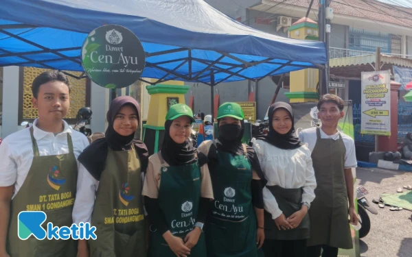 Foto KUS Tsujonana, pengembang usaha Dawet Cen ayu, yang beraggotakan Su’udatul Lutviani, Rizka Pristyanti, Sirli Maulidyah, Farhan Ramadhani, Stirfa Ratih, dan Rizki Abdilah. (Foto: Dok.SMAN 1 Gondangwetan)