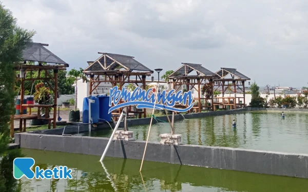 Foto Kolam pemancingan yang syahdu di Hotel Swiss-Belinn Malang. (Foto: Aliyah/Ketik)