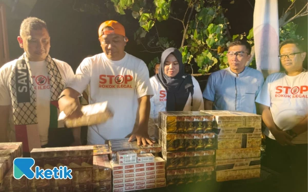 Foto Tumpukan rokok ilegal di pegang Bupati Situbondo sebelum dimusnahkan, Sabtu 4 Oktober 2025 (Foto: Adinda Octaviani/ketik)