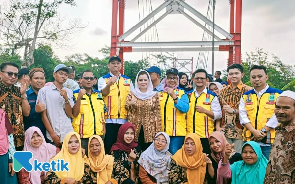 Foto Novita Wijayanti foto bersama Anggota DPRD Provinsi David dan Dinas PUPR di jembatan yang usai diresmikan. (Foto: Nani Eko/Ketik)