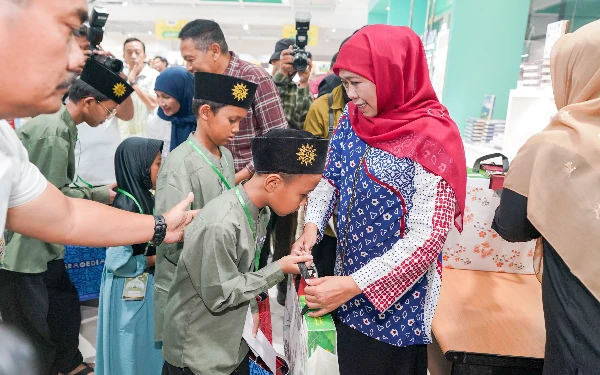 Foto Gubernur Jatim Khofifah Indar Parawansa menyantuni anak yatim beberapa waktu lalu.  (Foto: Biro Adpim Pemprov Jatim)