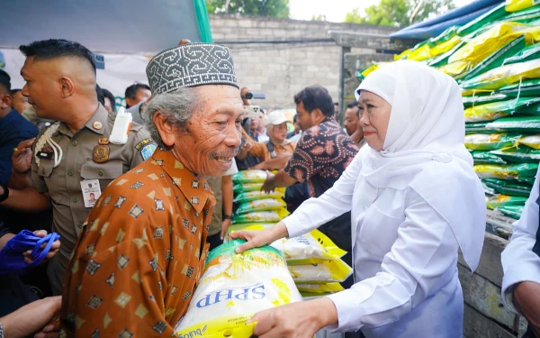Foto Gubernur Jatim Khofifah Indar Parawansa (kanan) di sela gelaran Pasar Murah sebagai upaya menstabilkan harga beberapa waktu lalu. (Foto: Biro Adpim Pemprov Jatim)