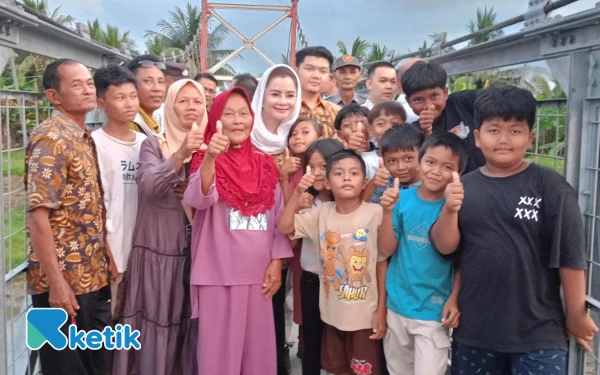 Foto AnNovita Wijayanti berfoto bersama dengan warga Ujung Gagak Kampung Laut. (Foto: Nani Eko/Keti)