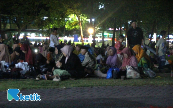 Foto Masyarakat dalam gelaran Mujahadah Nishfussanah Wahidiyah Jawa Timur ke-66 di Alun-Alun Jombang, 11 Oktober 2025. (Foto: Rahmat Rifadin/Ketik)