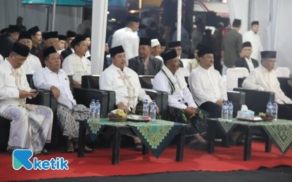 Foto Bupati Warsubi (tengah) di lokasi acara Mujahadah Nishfussanah Sholawat Wahidiyah di Alun-Alun Jombang, 11 Oktober 2025. (Foto: Rahmat Rifadin/Ketik)