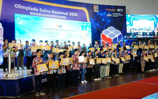 Foto Peraih medali dalam Olimpiade Sains Nasional di UMM Sabtu malam 11 Oktober 2025 (Aris / ketik)